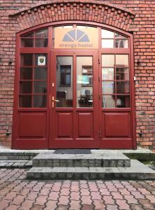 托伦橙色旅舍的砖楼上的红门