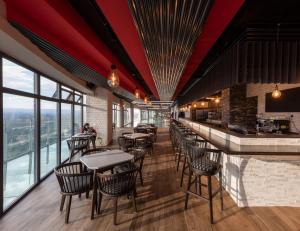 内罗毕Prime Living Luxury Apartments的一间带桌椅的餐厅和一间酒吧