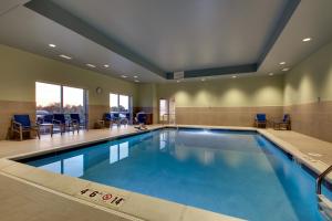 芬德利Holiday Inn Express & Suites Findlay North, an IHG Hotel的大楼内一个蓝色的大型游泳池