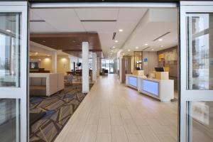 奥本希尔斯Holiday Inn Express - Auburn Hills South, an IHG Hotel的走廊,带大堂的办公楼