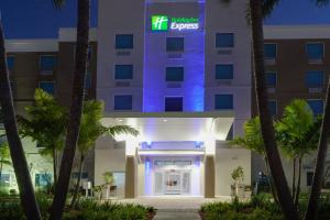 劳德代尔堡Holiday Inn Express Hotel & Suites Fort Lauderdale Airport/Cruise Port, an IHG Hotel的夜间酒店前的 ⁇ 染