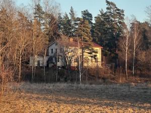 GarpgårdPeaceful Pernaja的田间中的一个老房子