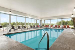 佛罗伦萨佛罗伦萨智选假日套房酒店的游泳池设有桌椅和窗户