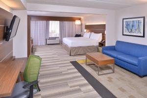 Holiday Inn Express Hotel & Suites Indianapolis Dtn-Conv Ctr, an IHG Hotel的电视和/或娱乐中心