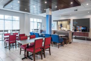 Holiday Inn Express & Suites St. Louis - Chesterfield, an IHG Hotel餐厅或其他用餐的地方