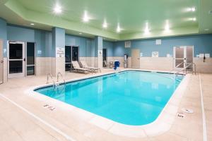 Holiday Inn Express & Suites St. Louis - Chesterfield, an IHG Hotel内部或周边的泳池