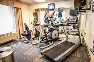 坎纳波利斯协和智选假日套房酒店 的一间健身房,内设有氧运动器材