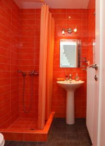 PetrokefaloEntire independent maisonette near Heraklion Pottery Classes的红色的浴室设有淋浴和盥洗盆。