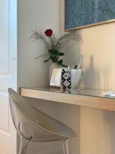 巴里Cattedralflats的一张桌子,椅子和玫瑰花瓶