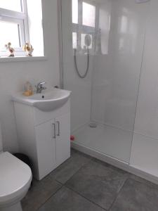 梅布尔索普Rosedene的带淋浴、盥洗盆和卫生间的浴室