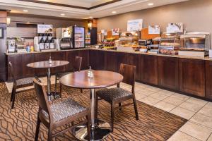 Holiday Inn Express & Suites Topeka West I-70 Wanamaker, an IHG Hotel餐厅或其他用餐的地方