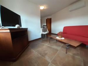 奥罗塞伊Casa Ombrina的客厅配有红色沙发和电视