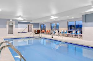 Union GapHoliday Inn Express & Suites - Union Gap - Yakima Area, an IHG Hotel的游泳池,位于酒店带游泳池的客房