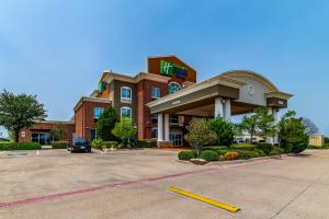 沃思堡Holiday Inn Express & Suites Fort Worth - Fossil Creek, an IHG Hotel的享有酒店正面景色,设有停车场