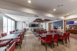 Holiday Inn Express & Suites Fort Worth - Fossil Creek, an IHG Hotel餐厅或其他用餐的地方