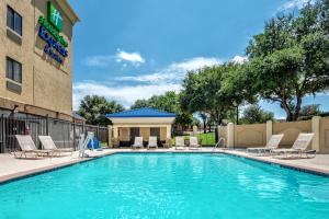 沃思堡Holiday Inn Express Hotel and Suites Fort Worth/I-20的酒店前的游泳池