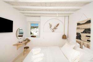 米克诺斯城Villa Loom Mykonos Town的白色的客房配有床和镜子