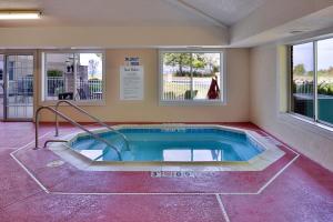 圣约瑟夫圣若瑟智选假日套房酒店的按摩浴缸位于客房中间