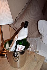 多特蒙德科尔赞的餐厅酒店的桌子上带眼镜的桶装一瓶香槟