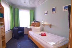 萨勒河畔哈雷埃斯普利特酒店的小房间设有一张床和一把椅子