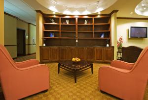 斯威特沃特斯维特沃特快捷假日酒店的一间设有两把椅子和一张茶几的等候室