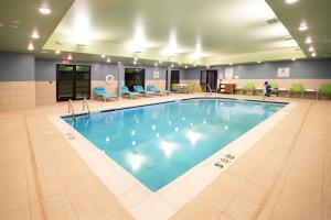 文茨维尔Holiday Inn Express & Suites - Wentzville St Louis West, an IHG Hotel的酒店大堂的大型游泳池