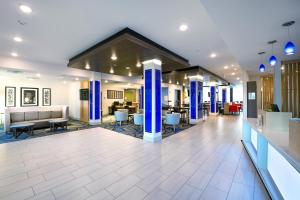 文茨维尔Holiday Inn Express & Suites - Wentzville St Louis West, an IHG Hotel的一间医院的大厅,里面设有蓝色的柱子