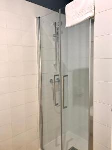 欧德鲁佐Albergue O Burgo的浴室里设有玻璃门淋浴