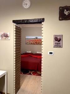 帕代诺杜尼亚诺Appartamento “La Corte”的一间设有门的房间,通往一间带一张床的卧室