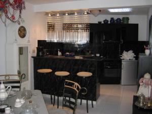 莫甘Apartment Casa Molino的厨房配有黑色柜台和凳子