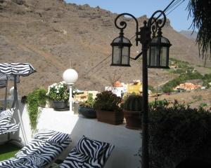 莫甘Apartment Casa Molino的阳台配有枕头、街灯和山脉