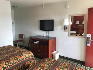 格林斯伯勒旅行汽车旅馆的酒店客房设有两张床和一台平面电视。