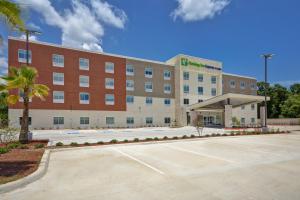 锡布鲁克Holiday Inn Express & Suites - Houston NASA - Boardwalk Area, an IHG Hotel的前面有一个停车位的酒店