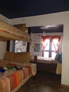 墨西哥城Casa Mexicana Patio的一间卧室设有两张床和窗户。