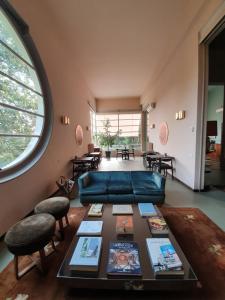 博洛尼亚Villa Gotti Charming Rooms的客厅配有沙发和桌子
