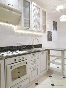 苏梅Manufactura apartments 2的白色的厨房设有水槽和炉灶。