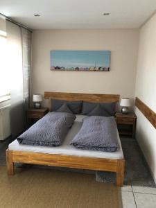 布吕根Hotel zum Schiffchen的一间卧室配有一张带两个枕头的床