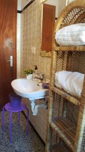 德拉塞尔瓦港Fonda Felip的一间带水槽和镜子的浴室以及双层床
