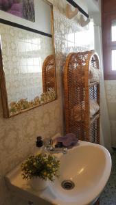 德拉塞尔瓦港Fonda Felip的浴室设有水槽、镜子和柳条篮