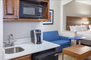 Holiday Inn Express & Suites Texarkana, an IHG Hotel的厨房或小厨房