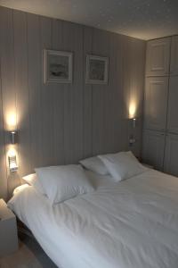 尼乌波特A Casa的卧室里一张大白色的床,有两盏灯