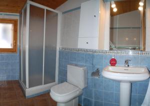 贝塞特Casa La Catalina的蓝色瓷砖浴室设有卫生间和水槽