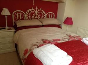 约克Waverley的一间卧室设有一张带红色墙壁的大床