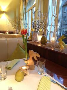 班贝格欧罗巴酒店的一张桌子,上面有桌布,上面有鲜花和蜡烛