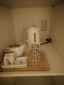 米子市Bayside Square Kaike Hotel的厨房柜台,配有茶壶和搅拌机