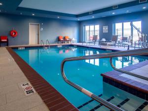 俄克拉何马城Holiday Inn Express & Suites - Oklahoma City Airport, an IHG Hotel的在酒店房间的一个大型游泳池