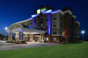 AlvaHoliday Inn Express Alva, an IHG Hotel的大楼前设有凉亭的酒店