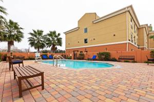 Holiday Inn Express & Suites, Corpus Christi NW, Calallen, an IHG Hotel内部或周边的泳池