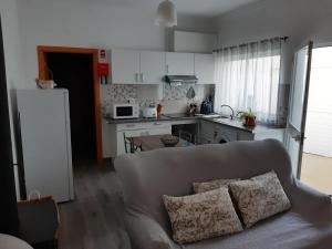 莫朗Casa o Cantinho的带沙发的客厅和厨房