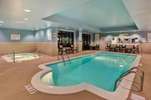 韦恩堡快捷假日及韦恩堡套房酒店的游泳池位于酒店带桌椅的客房内